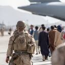 Los infantes de marina con propósito especial de la Fuerza de Tarea Marítima Aire-Tierra-Respuesta a Crisis-Comando Central (SPMAGTF-CR-CC) guían a los evacuados hacia un Boeing C de la Fuerza Aérea de EE. UU. 17 Globemaster III durante una evacuación en el aeropuerto internacional Hamid Karzai en Kabul, Afganistán. (Sargento Samuel Ruiz / Cuerpo de Marines de EE. UU. A través de AP)