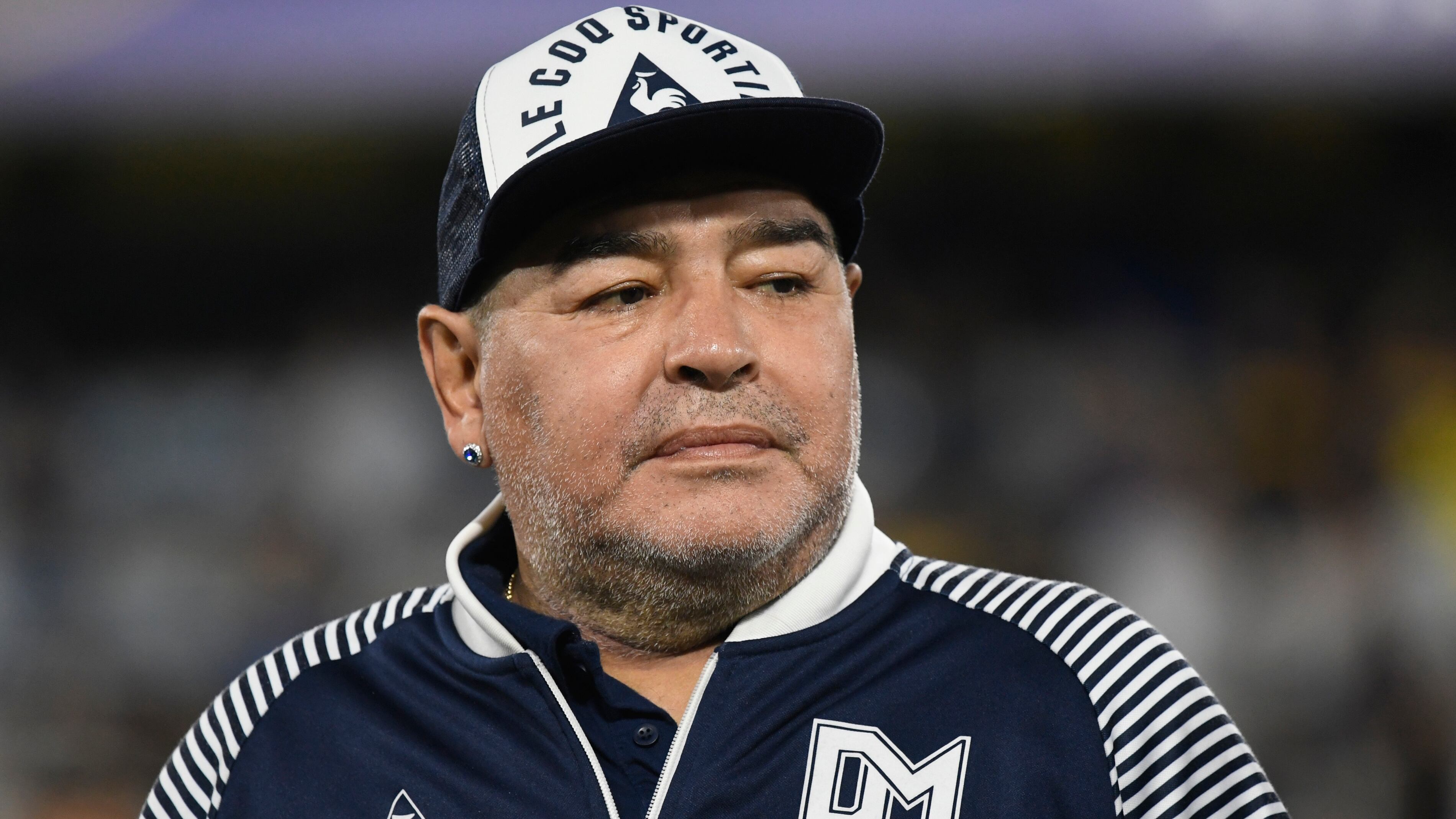 BUENOS AIRES, ARGENTINA - MARCH 07: Diego Armando Maradona (C) Head Coach of  Gimnasia y Esgrima looks on prior to a match between Boca Juniors and Gimnasia y Esgrima La Plata as part of Superliga 2019/20 at Alberto J. Armando Stadium on March 7, 2020 in Buenos Aires, Argentina. (Photo by Gustavo Garello/Jam Media/Getty Images)