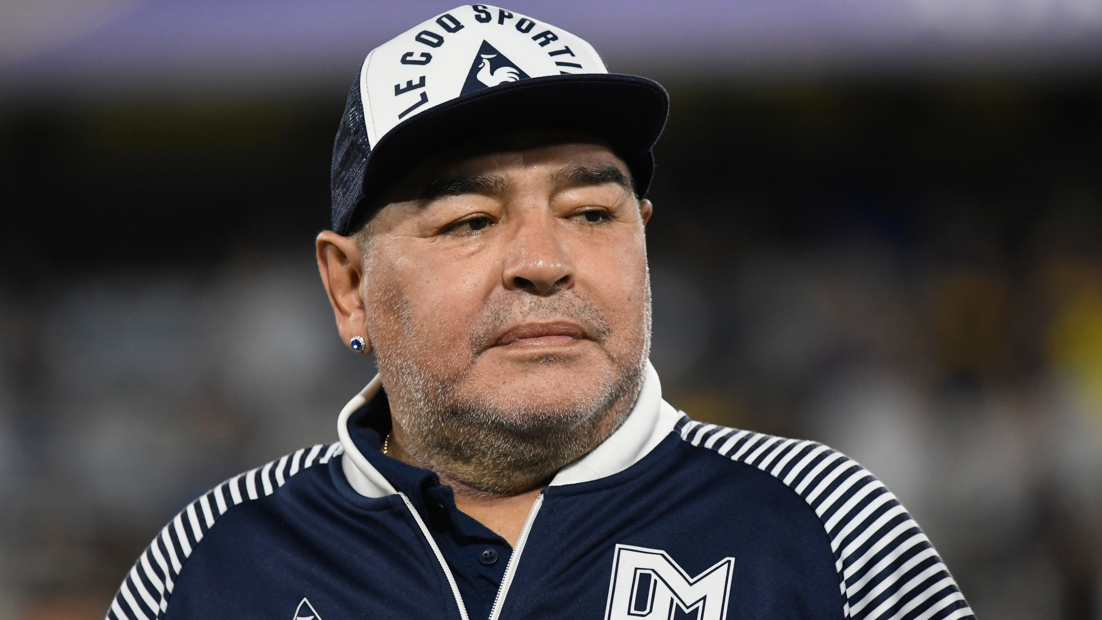 BUENOS AIRES, ARGENTINA - MARCH 07: Diego Armando Maradona (C) Head Coach of  Gimnasia y Esgrima looks on prior to a match between Boca Juniors and Gimnasia y Esgrima La Plata as part of Superliga 2019/20 at Alberto J. Armando Stadium on March 7, 2020 in Buenos Aires, Argentina. (Photo by Gustavo Garello/Jam Media/Getty Images)