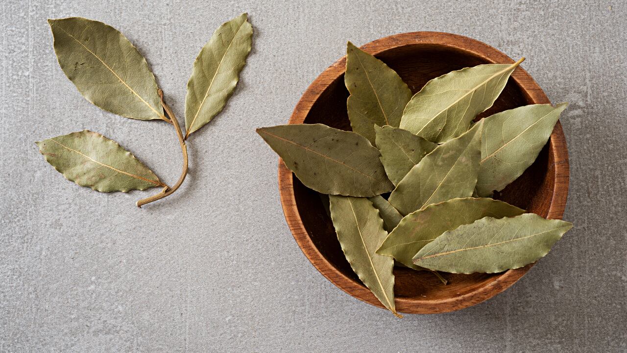 El laurel, con su aroma herbal y ligeramente picante, añade una capa adicional de complejidad a los platos cocinados al vapor.