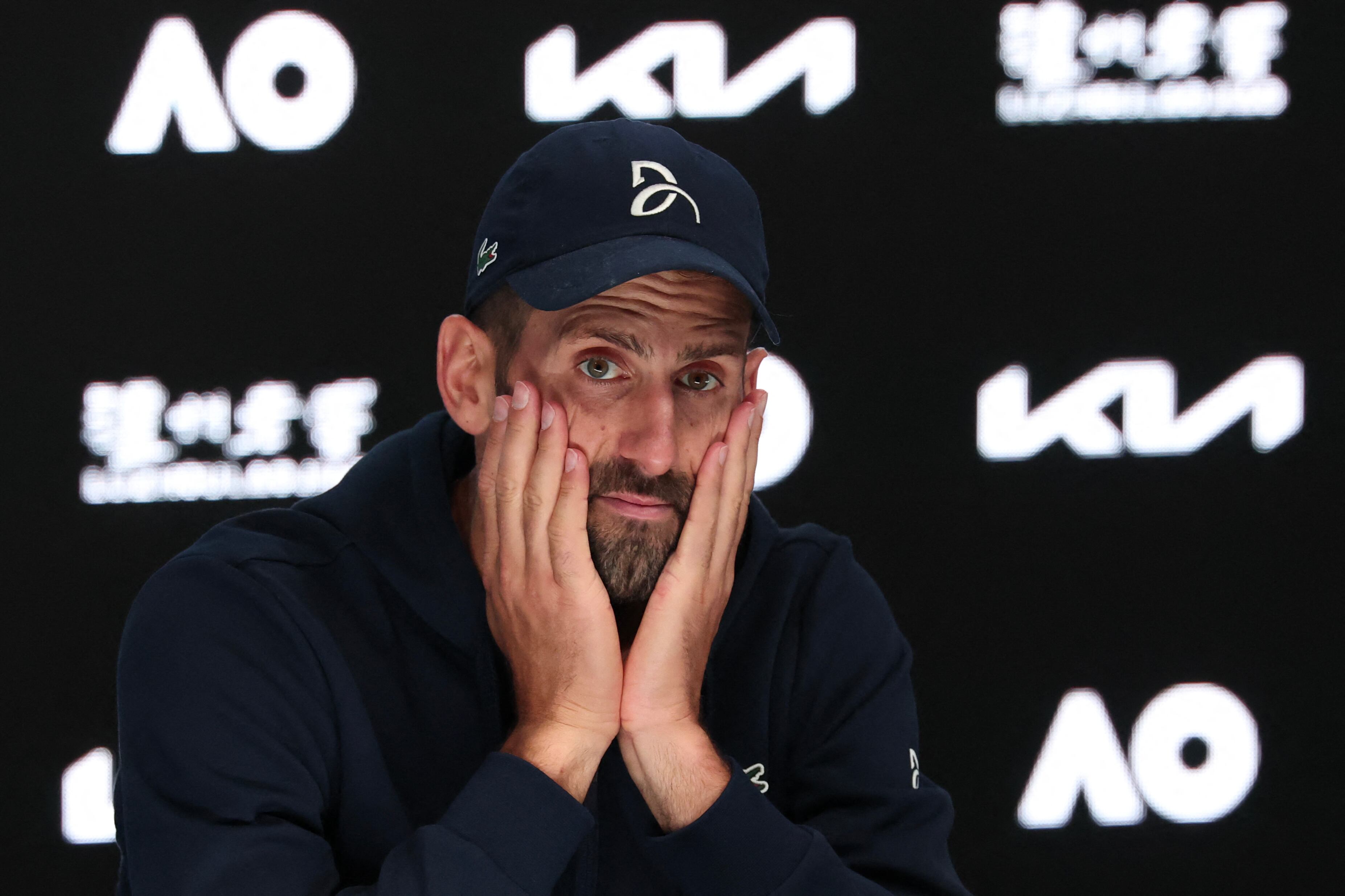 El serbio Novak Djokovic asiste a una rueda de prensa tras retirarse de su partido de semifinales de individuales masculinos contra el alemán Alexander Zverev en la decimotercera jornada del Abierto de Australia de tenis en Melbourne el 24 de enero de 2025.