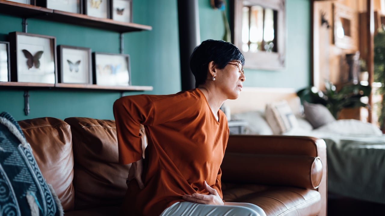 Según el portal experto en temas de salud Mayo Clínic, este dolor se presenta por la presión ejercida sobre dicho nervio.