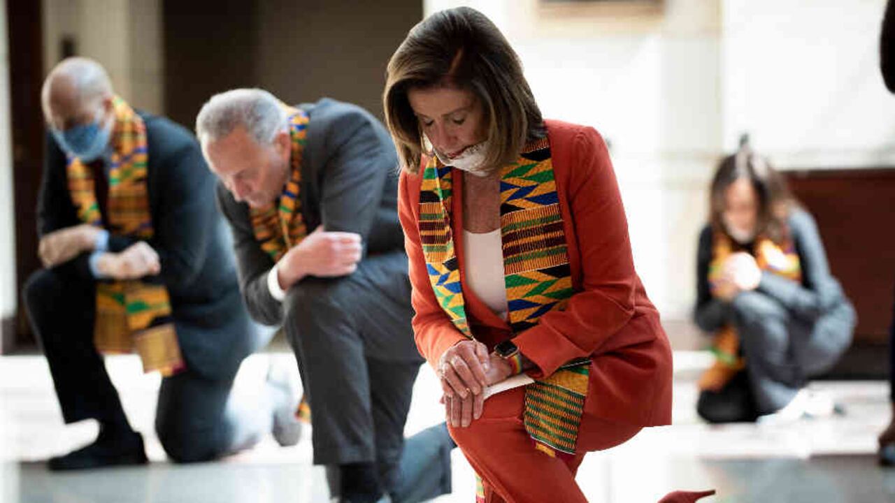 Los demócratas, encabezados por Nancy Pelosi, presentaron un proyecto para enjuiciar a policías por sus abusos y cambiar su reclutamiento.