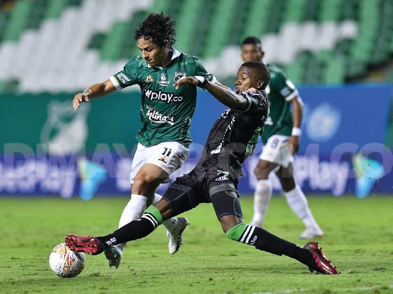 Daniel Mantilla disputando un esférico con Francisco Chaverra.