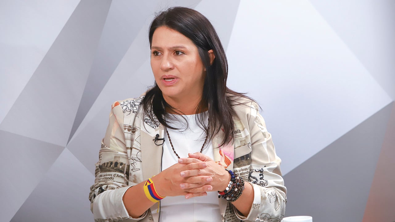 Paola Holguín es disciplinada y acata las decisiones del Centro Democrático, así no las comparta. Álvaro Uribe la define como la inteligencia artificial durante sus ocho años de gobierno.