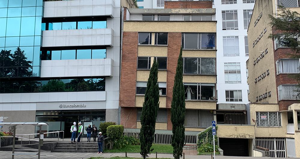 El edificio llamado "Av. 100", ubicado cerca al World Trade Center, en el norte de Bogotá, se hunde hacia su costado occidental con rapidez, lo cual lo ha hecho inhabitable.