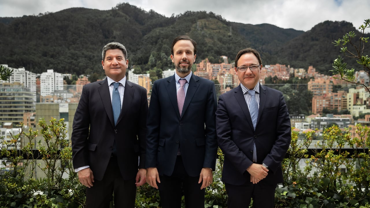 De izquierda a derecha: Daniel García Piñeros, managing Partner, y los socios Juan Felipe Roldán Pardoocio y Juan Ignacio Gamboa.