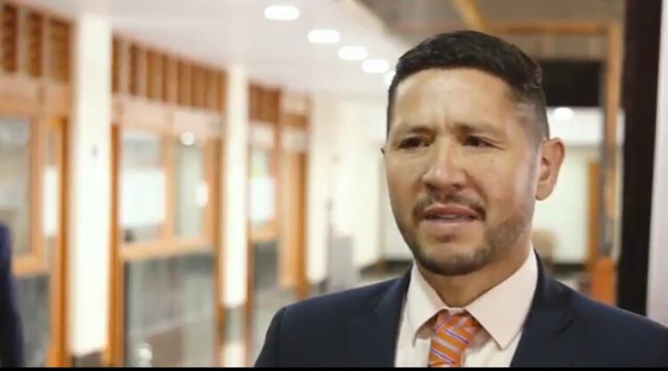 El abogado del militar, Leonel López Gómez, el abandono del servicio no se da porque el sargento efectivamente quiere, sino porque tiene una situacion mental que no es la correcta para el momento de los hechos..