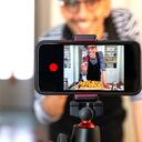 Comida Vlogger Grabando transmisión en vivo para la clase de cocina en línea influencer