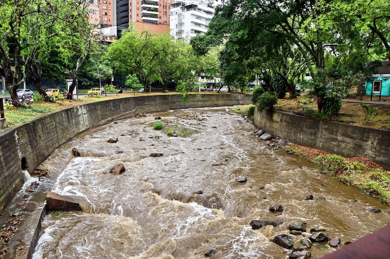Así amanece hoy el Río Cali tras las lluvias que han caído en las últimas horas. Fotos Wirman Rios, Sep 28 de 2024, EL PAIS