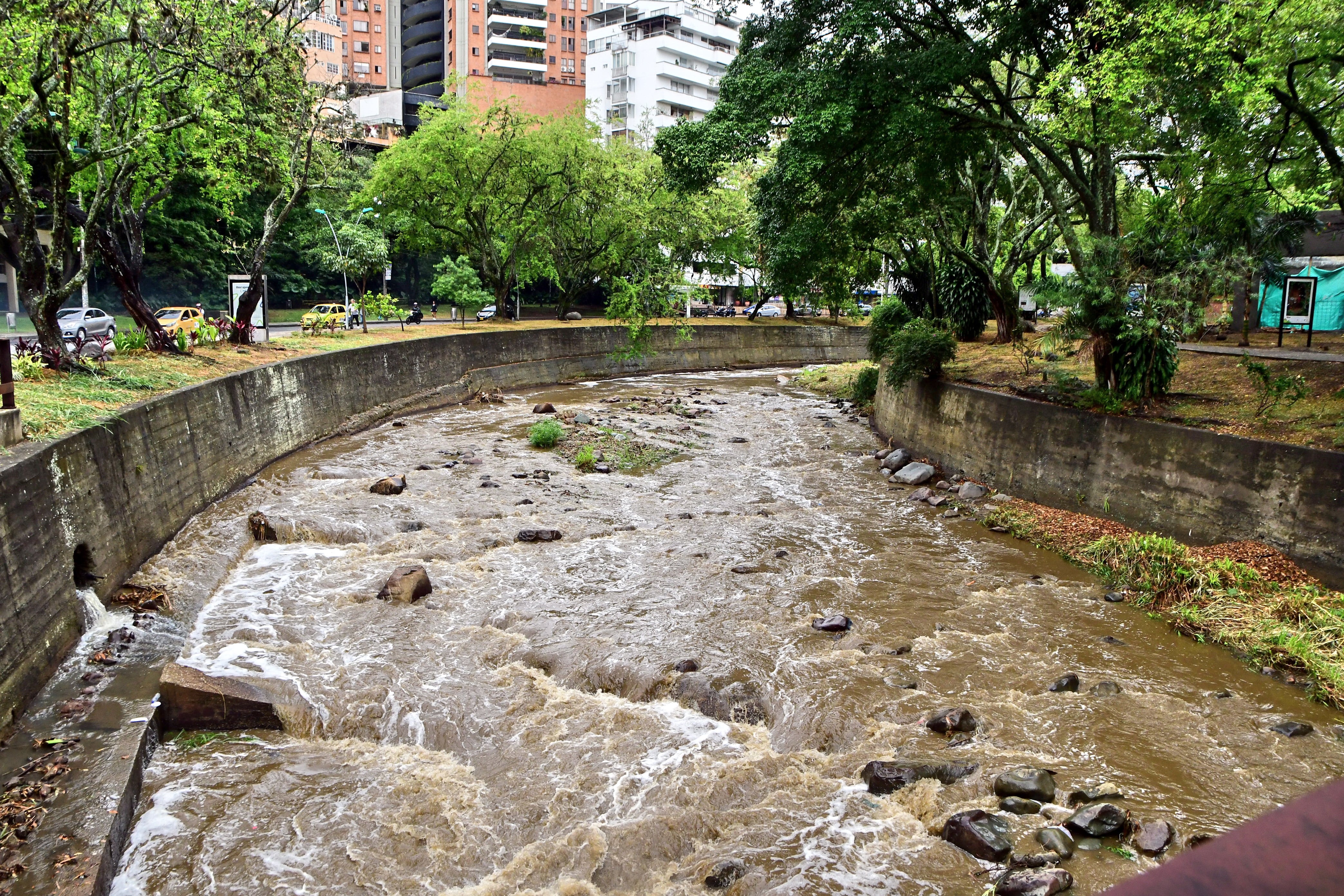 Así amanece hoy el Río Cali tras las lluvias que han caído en las últimas horas. Fotos Wirman Rios, Sep 28 de 2024, EL PAIS