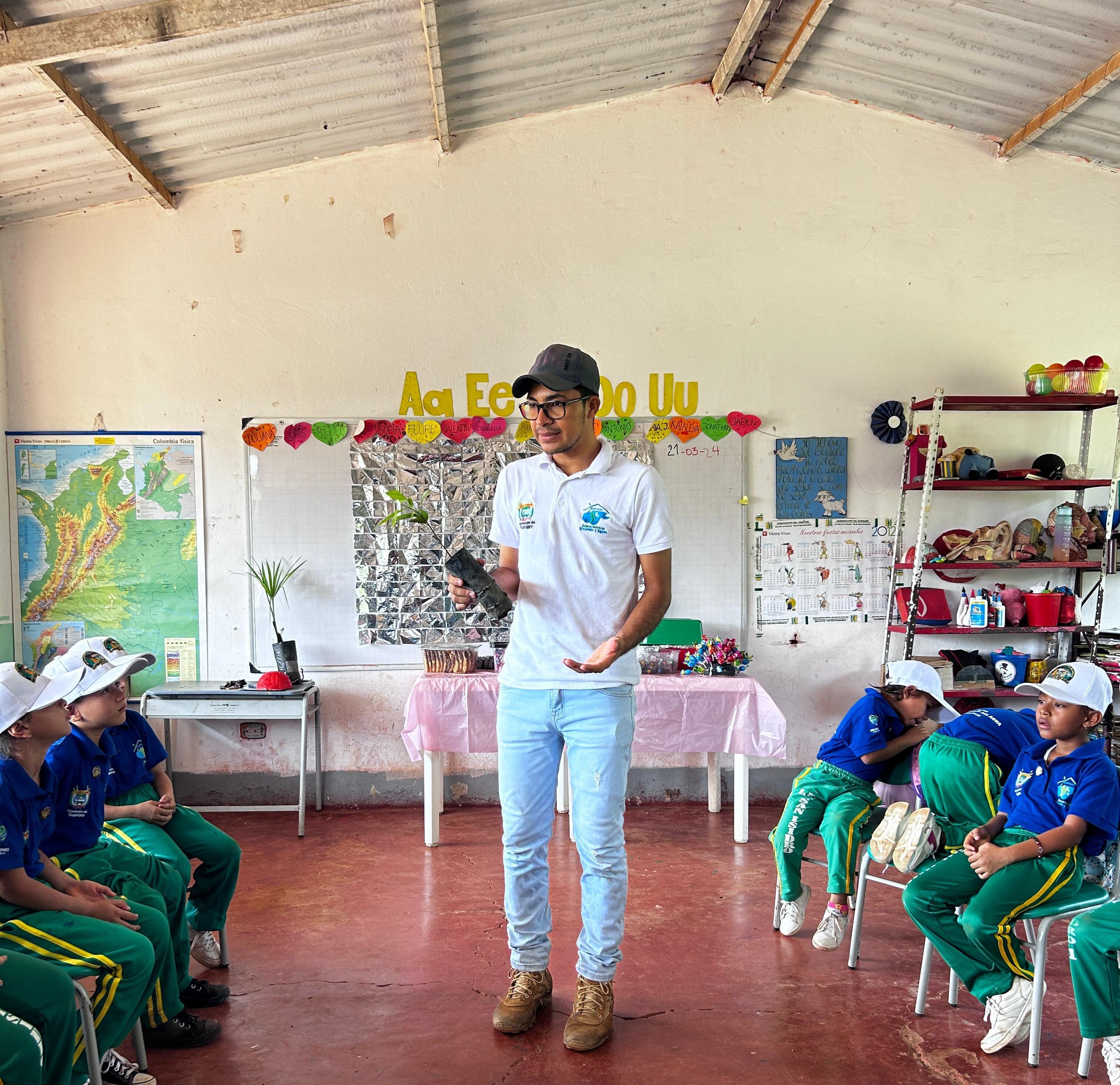Estudiante de ciencias políticas, contribuye en la realización de proyectos sostenibles.