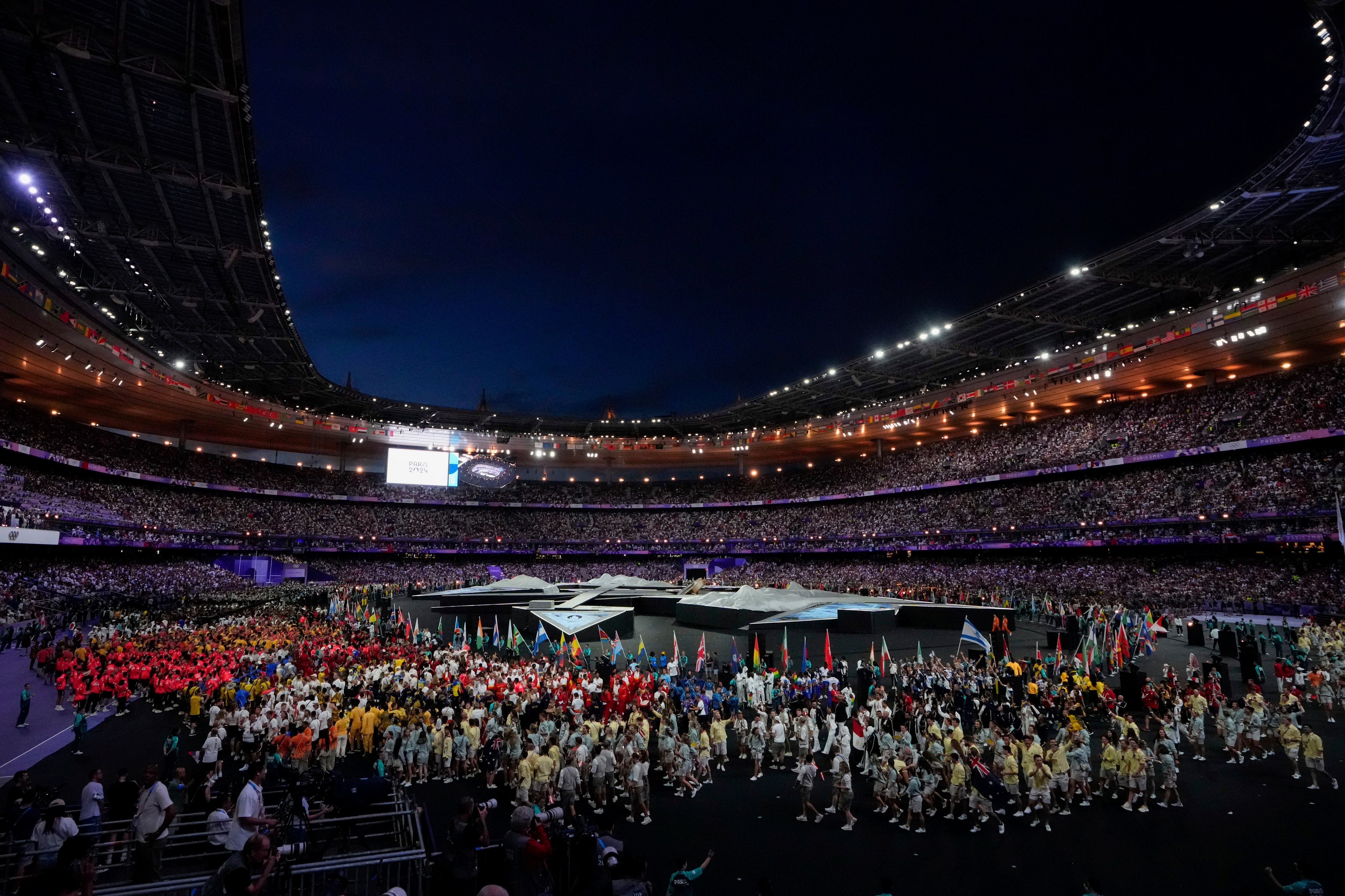 Los atletas desfilan durante la ceremonia de clausura de los Juegos Olímpicos de Verano de 2024 en el Stade de France, el domingo 11 de agosto de 2024, en Saint-Denis, Francia. (Foto AP/Petr David Josek)