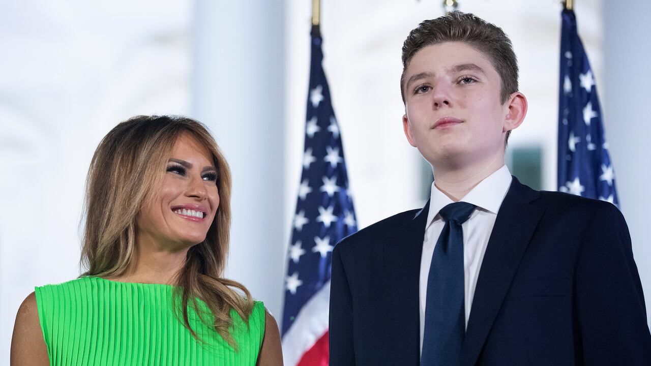 Melania Trump revela que su hijo Barron dio positivo de covid-19