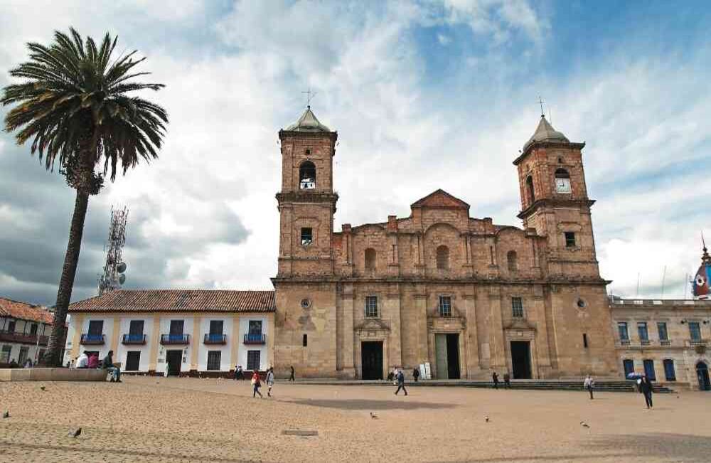 El municipio de Zipaquirá, ubicado a 30 kilómetros de Bogotá, parece un pueblo fantasma. Antes, recibía miles de turistas al mes, que se deleitaban con sus casas y calles de estilo colonial. Ahora, con la pandemia, la Catedral de Sal, una de sus joyas turísticas, cerró sus puertas. Esta maravilla arquitectónica proyectaba recoger 17.000 millones de pesos, pero con la crisis esa cifra bajó a 5.000 millones. Foto: cortesía.