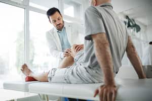 El dolor en la rodilla se puede relacionar con la artritis.