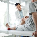 El dolor en la rodilla se puede relacionar con la artritis.