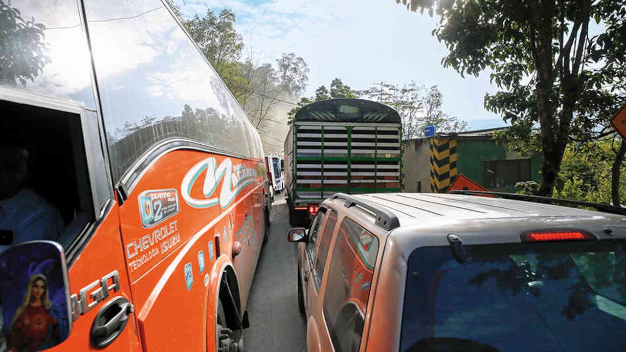 La vía alterna al Llano no ofrece garantías para tráfico pesado.