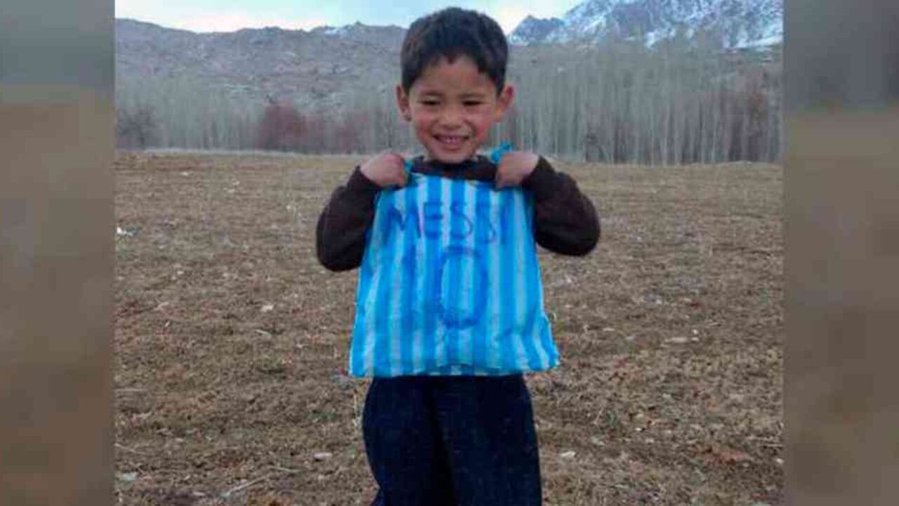 "Lo que quiero es estar cerca de él, que me ayude a salir de este lugar", añade. "Cuando sea grande quiero ser como Messi", afirma.