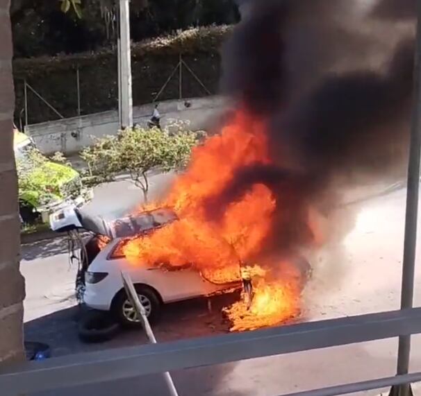Los ocupantes del vehículo lograron salir y no sufrieron lesiones.