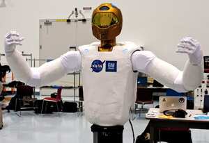 Embutido en un cuerpo de aluminio y bloques de espuma cortada a su medida, Robonaut 2, o R2, se prepara para dirigirse a la Estación Espacial Internacional dentro del Módulo Permanente multipropósito en la sección de carga útil del transbordador espacial Discovery como parte de la misión STS-133. Una vez en su lugar dentro de la estación, R2, con sus manos semejantes a las humanas y los brazos y la visión estéreo, tiene encomendadas llevar a cabo algunas de las funciones repetitivas o más rutinarias en el interior del laboratorio orbital, para dejar asi a los astronautas libres para otras tareas y experimentos. R2 fue diseñado por la NASA y General Motors.