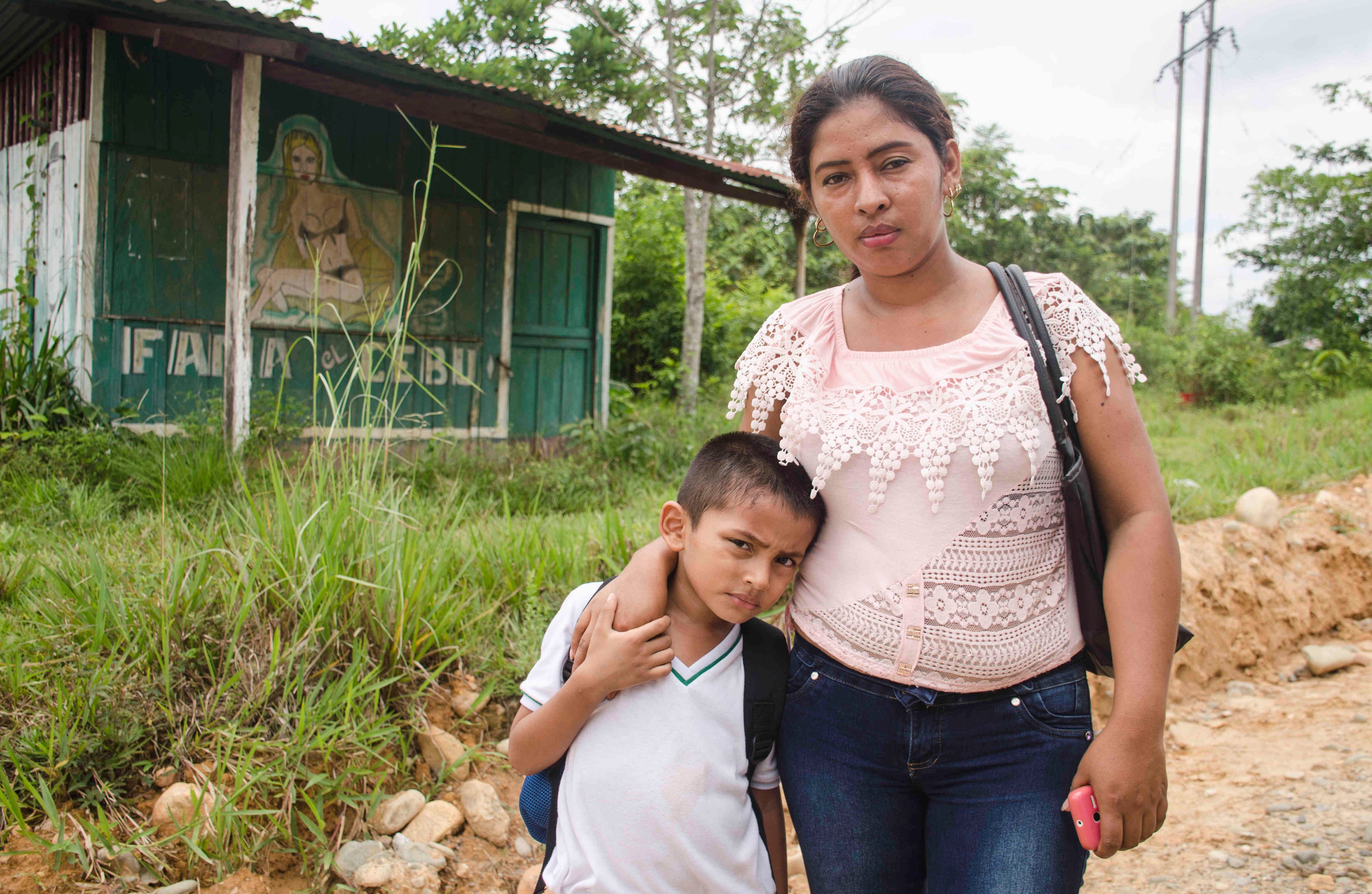 Alba Luz Triviño tiene a su hijo de 5 años estudiando en la escuela de la vereda la Cooperativa. Foto:  Diana Rey / SEMANA