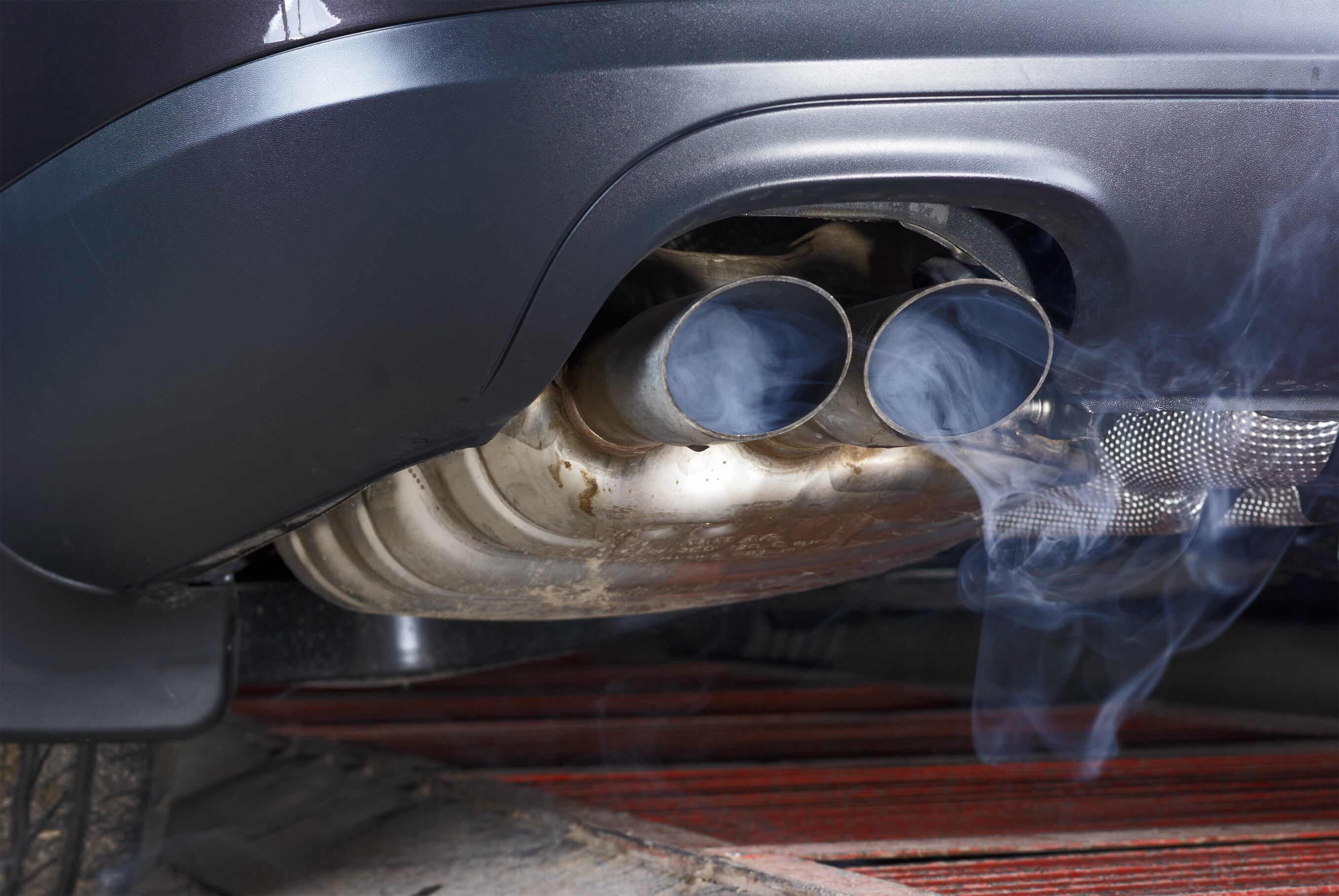 La presencia de humo blanco puede alertar sobre posibles problemas con el motor del carro.