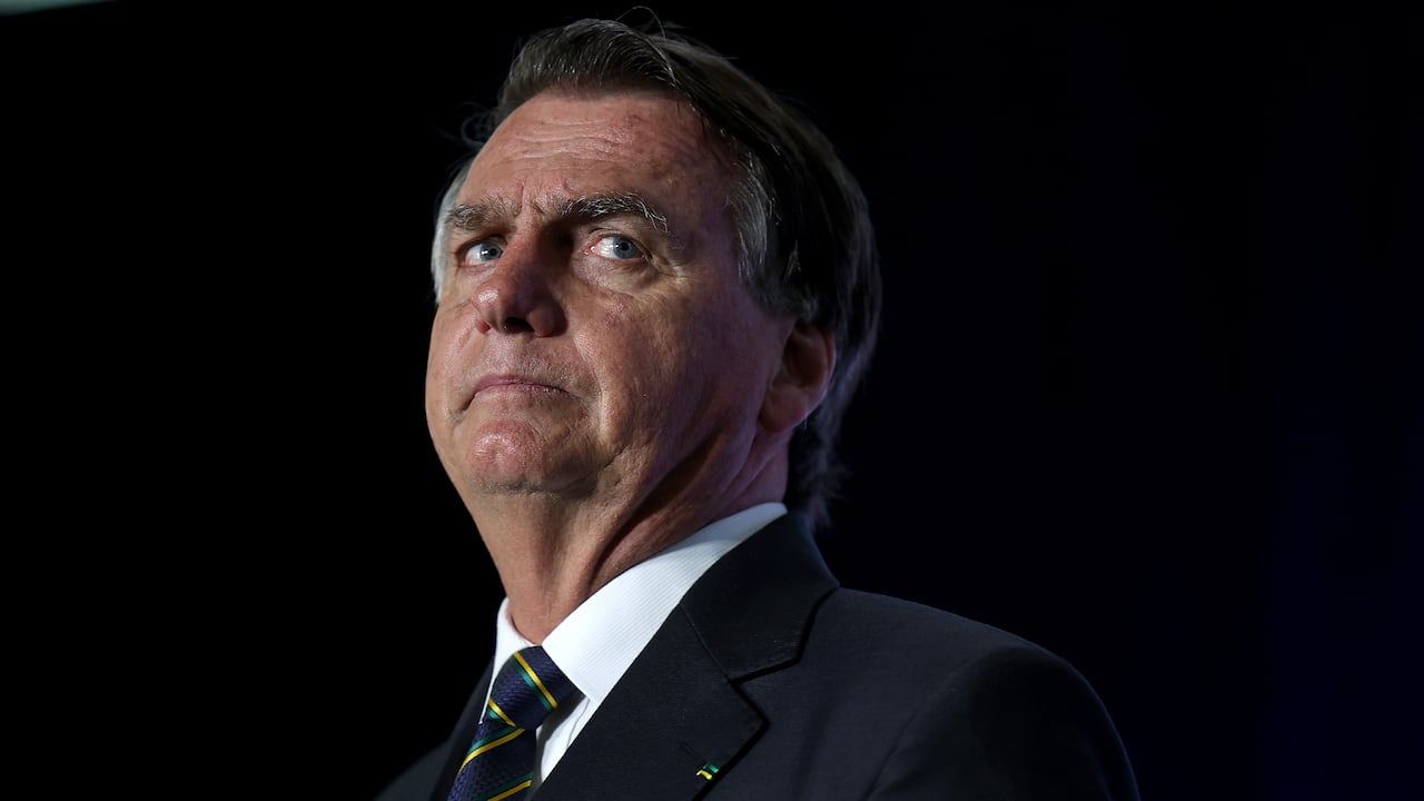 El expresidente brasileño de extrema derecha Jair Bolsonaro enfrenta un difícil momento.
