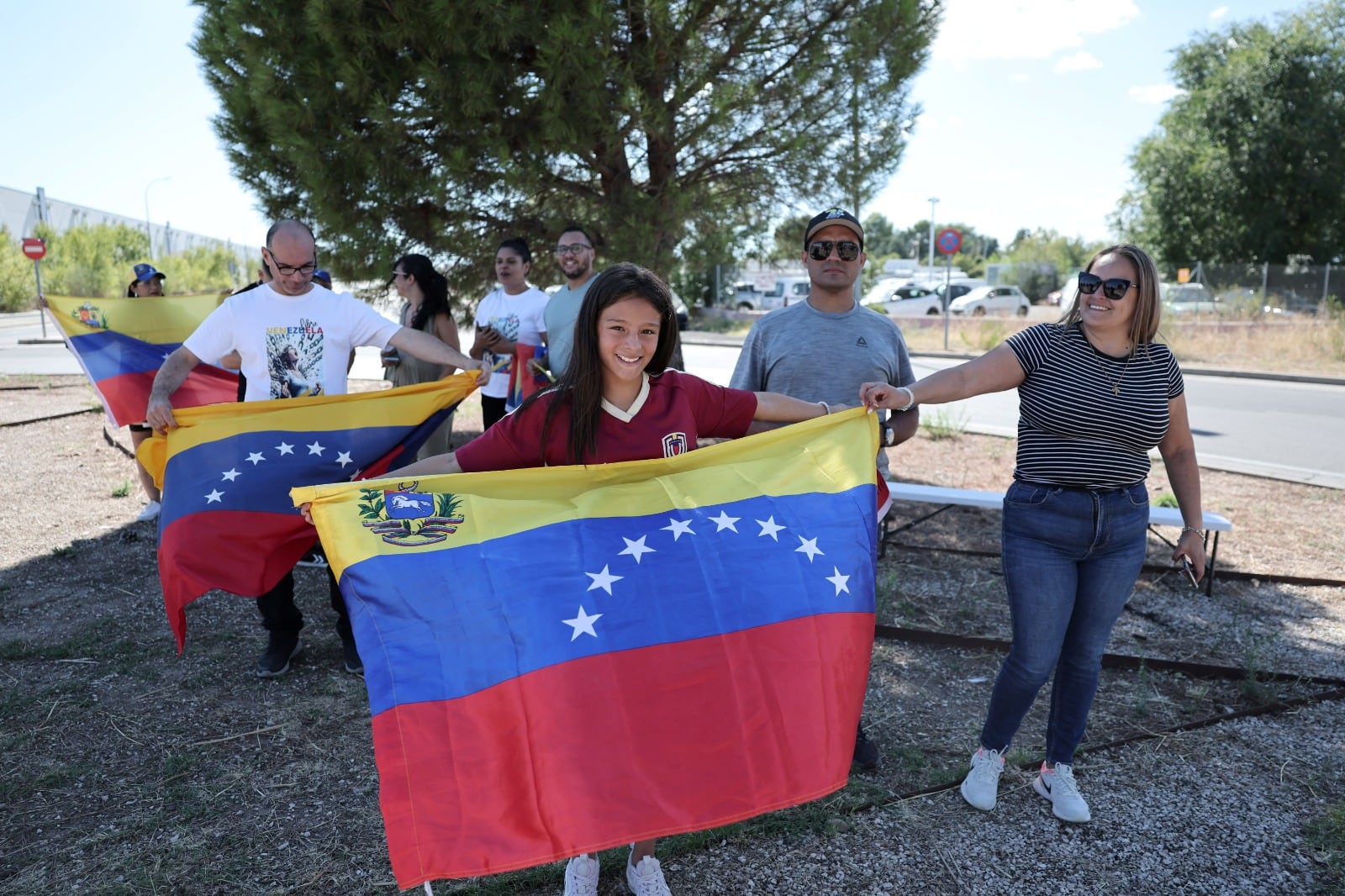Los partidarios sostienen banderas venezolanas a la llegada del candidato presidencial de la oposición venezolana por el partido Plataforma Unitaria Democrática, Edmundo González Urrutia, al aeropuerto militar de Torrejón de Ardoz en Madrid el 8 de septiembre de 2024. España "obviamente" concederá asilo político al líder de la oposición venezolana Edmundo González Urrutia , dijo el Ministro de Asuntos Exteriores el 8 de septiembre de 2024. González Urrutia salió de Venezuela el 7 de septiembre a bordo de un avión militar español después de pasar varios días buscando refugio en la embajada de España en Caracas, de donde huyó luego de que las autoridades emitieran una orden de arresto en su contra luego de cuestionar la reelección del presidente Nicolás Maduro en las elecciones de julio.