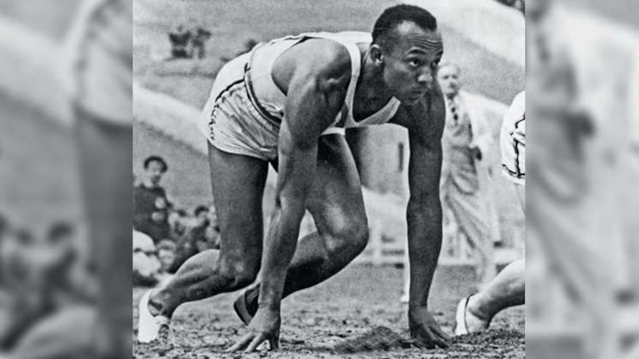 Jesse Owens, cuyo nombre verdadero era James Cleveland Owens, arruinó la fiesta nazi que Hitler y Goebbels habían planeado para los Juegos Olímpicos de Berlín 1936. Pero mientras en Alemania compitió tranquilamente, enfrentó un fuerte racismo en Estados Unidos a su regreso. Ni las cuatro medallas que ganó cambiaron ese escenario y a su homenaje entró por el ascensor del servicio.