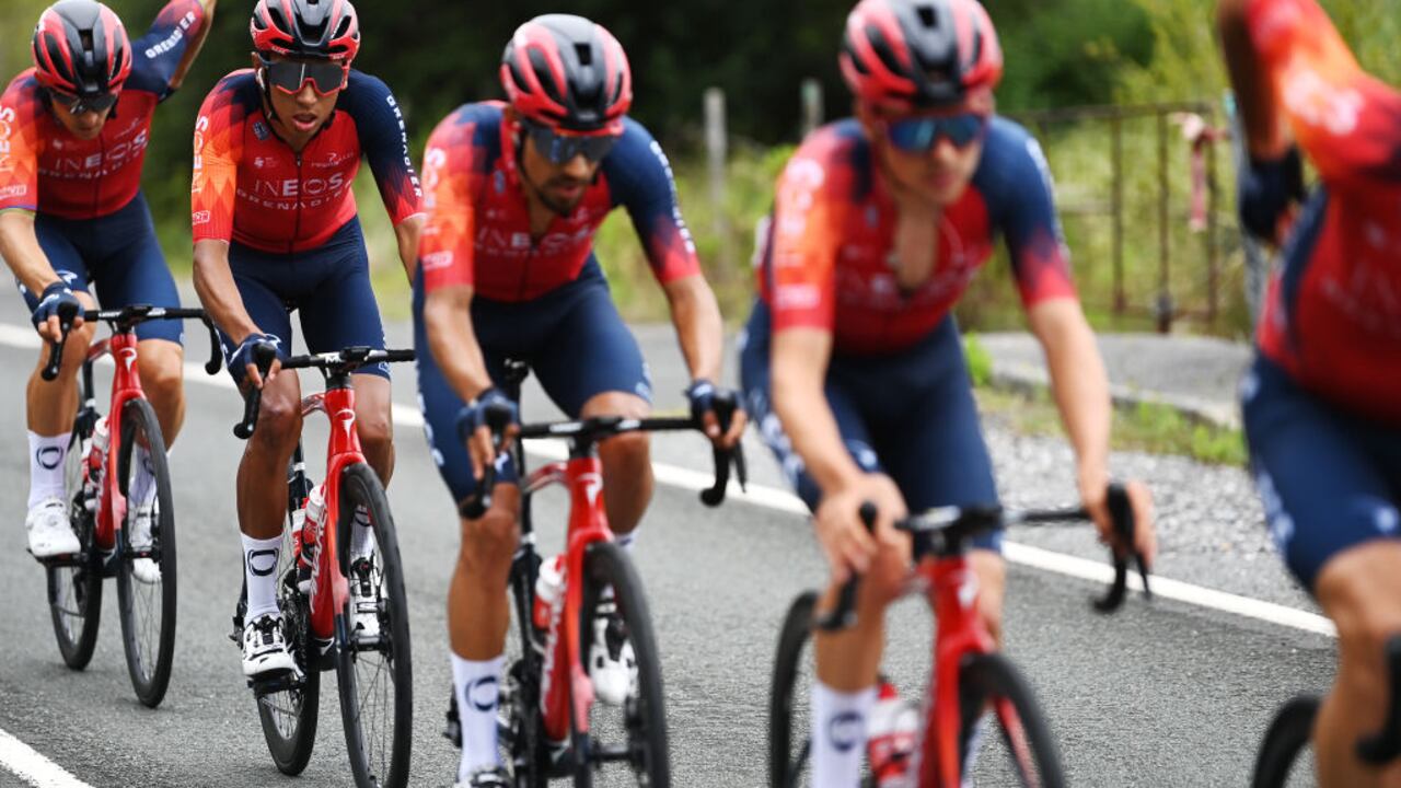 Competidores del INEOS en el Tour de Francia 2023.