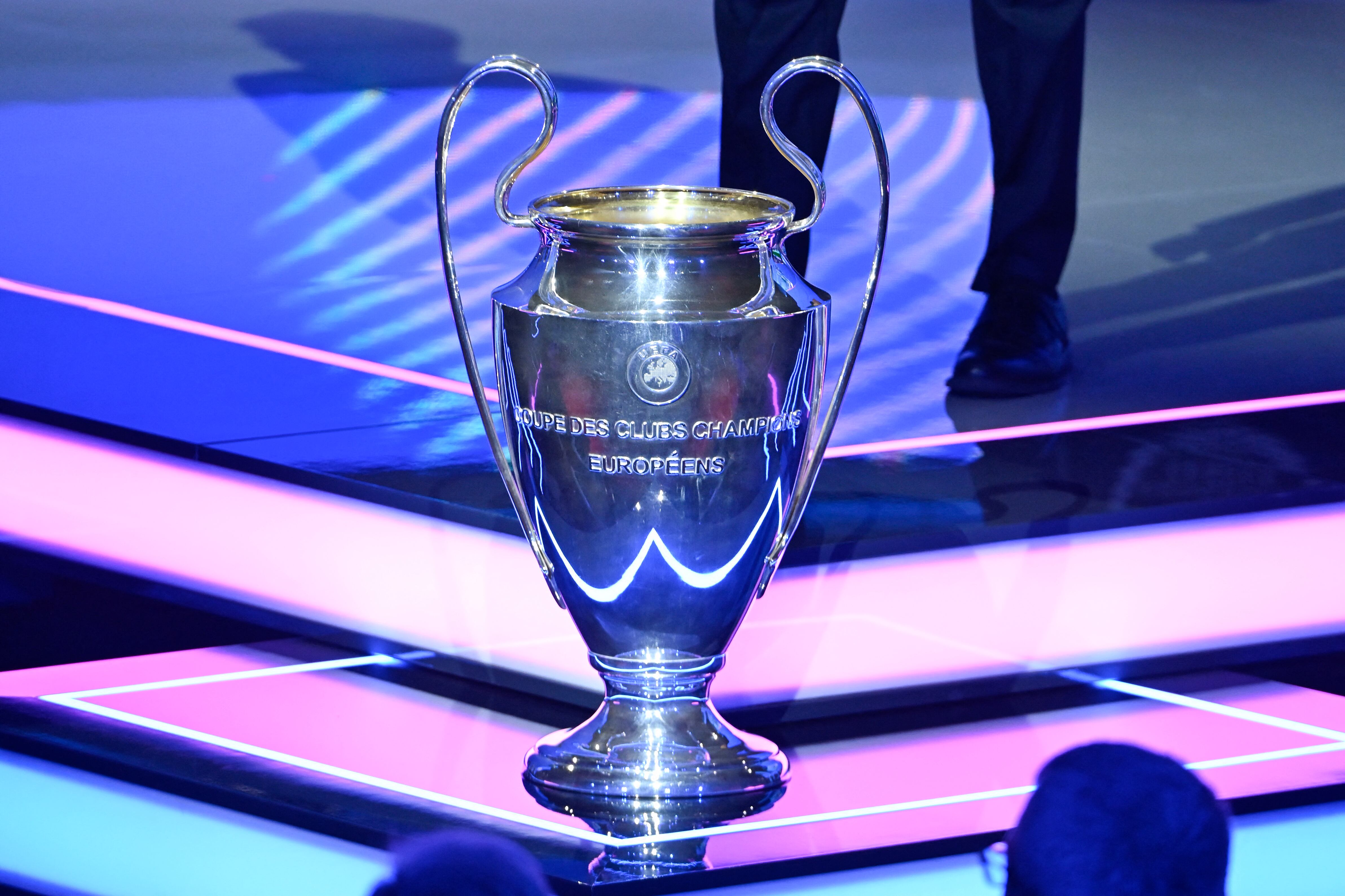 Esta fotografía muestra el trofeo de la UEFA Champions League, antes del sorteo de la fase de grupos del torneo de fútbol de la UEFA Champions League 2025-2026, en el Foro Grimaldi de Mónaco el 28 de agosto de 2025. (Foto de Frederic DIDES / AFP)