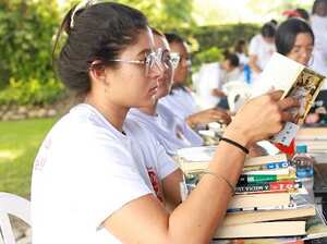 En los distintos proyectos, los voluntarios nos ayudan haciendo la curaduría de los libros usados en buen estado. En un ejercicio de co-creación con las comunidades, entregamos bibliotecas de las temáticas que ellos quieren leer. Así aseguramos el interés por los libros y fomentamos efectivamente la lectura.