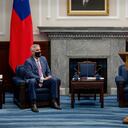 En esta foto publicada por la Oficina Presidencial de Taiwán, la presidenta de Taiwán, Tsai Ing-wen, habla durante una reunión con el gobernador de Indiana, EE. UU., Eric Holcomb, en la oficina presidencial en Taipei, Taiwán, el lunes 22 de agosto de 2022.