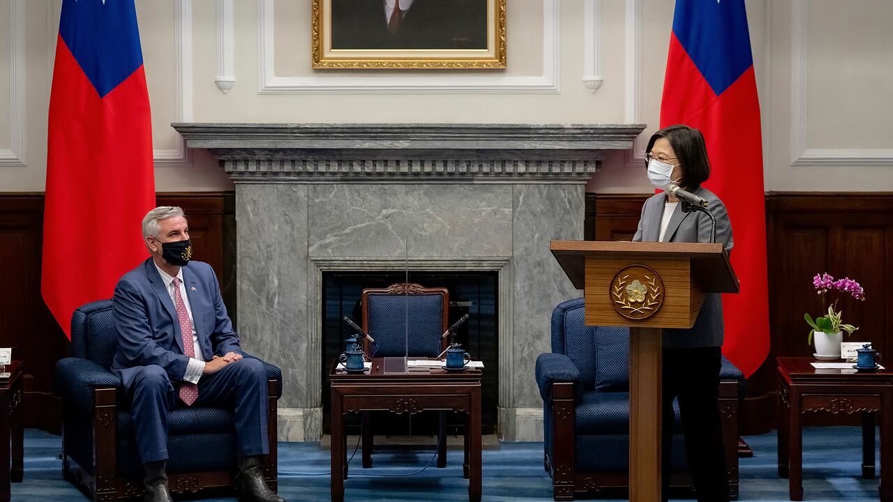 Holcomb fue recibió este lunes por la presidente de Taiwán, un día después de su llegada a la isla para una vista de cuatro días.