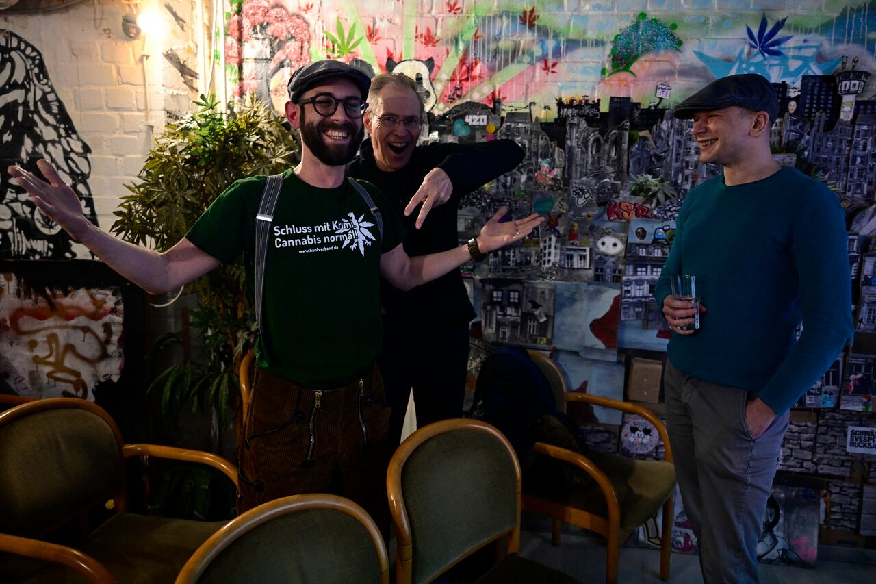 Los espectadores de la legalización del cannabis que siguen en una pantalla una votación parlamentaria sobre la despenalización del cannabis en el Bundestag (cámara baja del parlamento alemán) reaccionan cuando se aprobó la ley, el 23 de febrero de 2024, en el Museo del Cáñamo de Berlín.