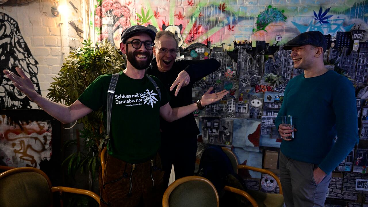 Los espectadores de la legalización del cannabis que siguen en una pantalla una votación parlamentaria sobre la despenalización del cannabis en el Bundestag (cámara baja del parlamento alemán)