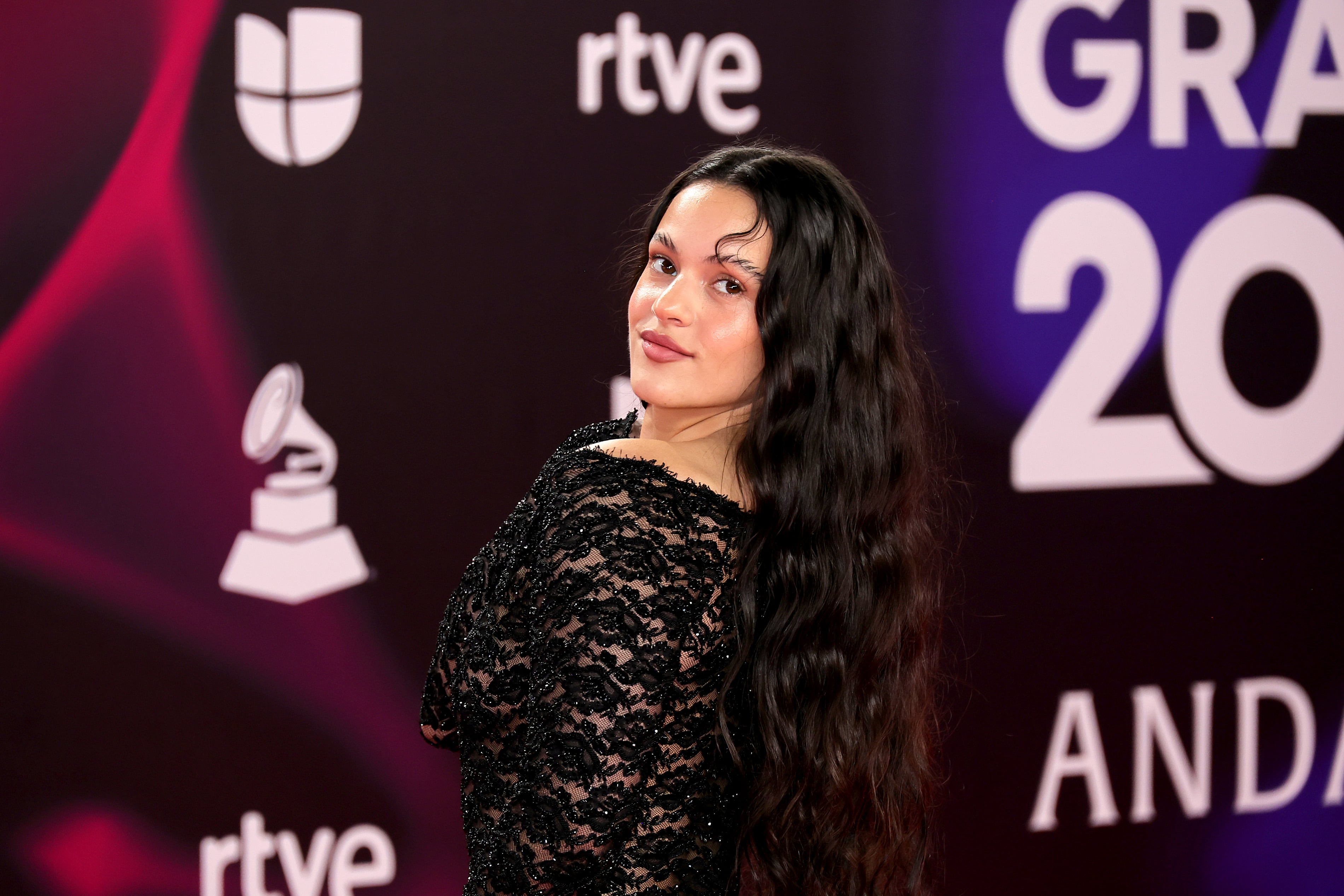Rosalía impone tendencia en los Latin Gammy 2023 con cejas 'cortadas' y poco maquillaje