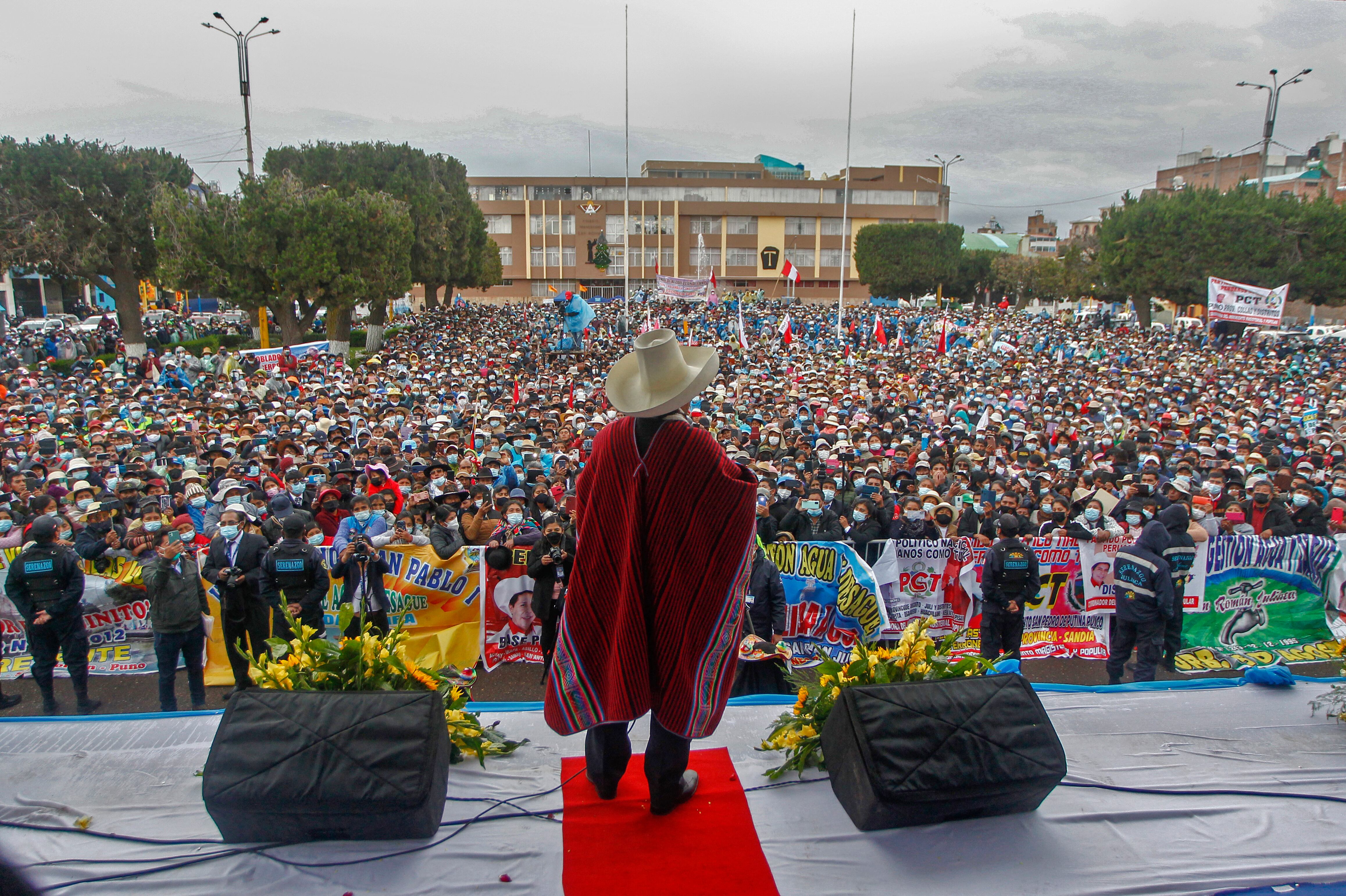 El presidente peruano, Pedro Castillo, vestido con el atuendo típico andino, habla durante una manifestación masiva que pide estabilidad política y económica en Juliaca, región de Puno, Perú, el 7 de diciembre de 2021, mientras el parlamento de mayoría opositora del país discute si se debe o no Realizar un juicio político para el líder de izquierda. - El Congreso de Perú, controlado por la oposición de derecha, inició una sesión plenaria el martes para decidir si abre un juicio político de acusación para el presidente de izquierda Pedro Castillo. La sesión debe concluir con el voto decisivo. (Foto de Carlos MAMANI / AFP)