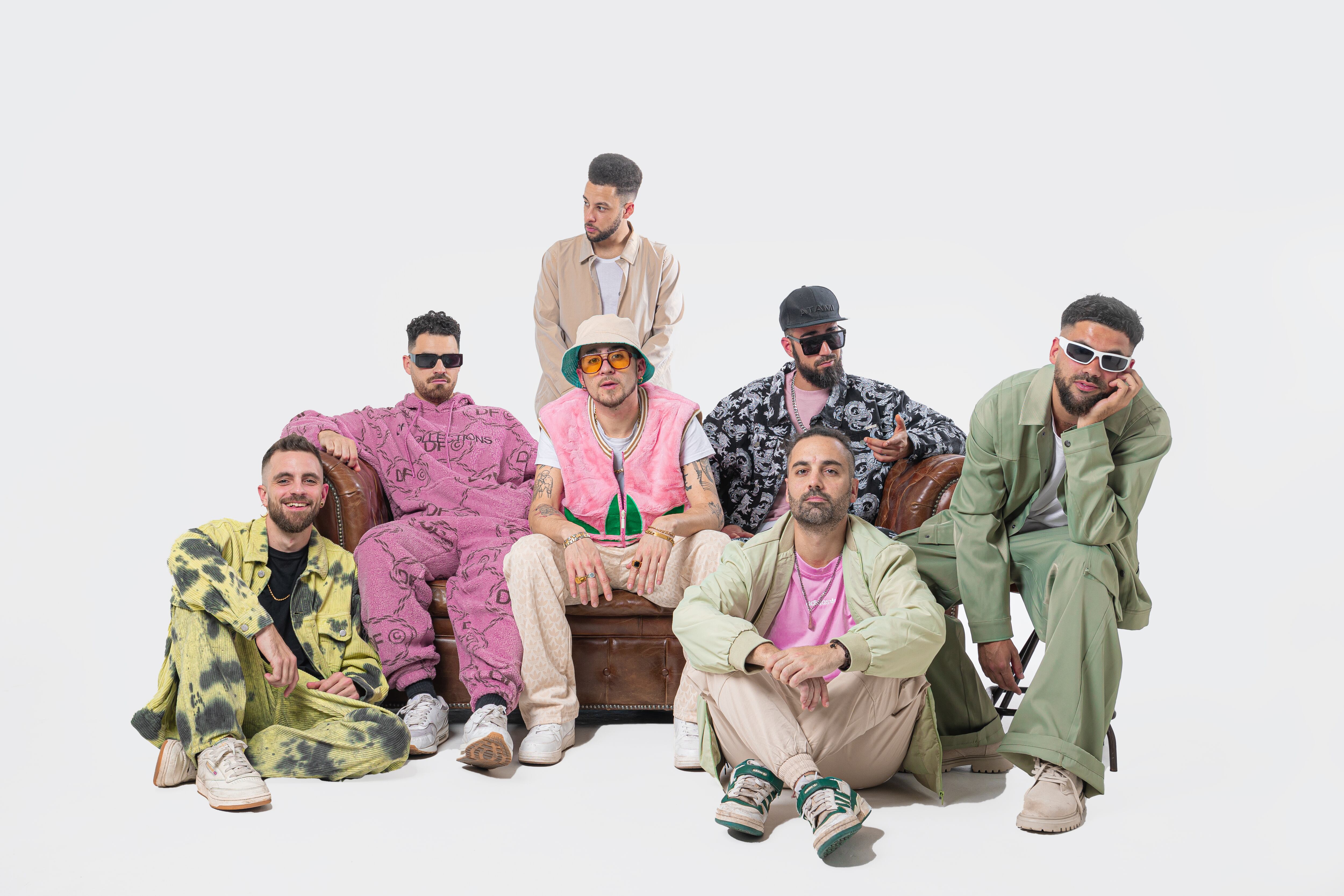 LA SRA. TOMASA / (ESPAÑA): Ha creado su propio estilo distintivo rompiendo barreras musicales y combinando una variedad de influencias y géneros de manera innovadora. Mediante la hábil mezcla de instrumentos electrónicos y en vivo, esta agrupación ofrece una fusión de música con sabor latino, que abarca desde el funk, reggae y hip hop hasta el trap y el drum and bass, respetando las tradiciones musicales latinas y dándoles un toque fresco con influencias urbanas y sonidos electrónicos. El objetivo del proyecto es crear algo diferente y original, no solo musicalmente sino también visualmente, ya que se presentan en el escenario como un grupo de siete músicos para traer de vuelta el alma de la música en vivo.