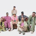 LA SRA. TOMASA / (ESPAÑA): Ha creado su propio estilo distintivo rompiendo barreras musicales y combinando una variedad de influencias y géneros de manera innovadora. Mediante la hábil mezcla de instrumentos electrónicos y en vivo, esta agrupación ofrece una fusión de música con sabor latino, que abarca desde el funk, reggae y hip hop hasta el trap y el drum and bass, respetando las tradiciones musicales latinas y dándoles un toque fresco con influencias urbanas y sonidos electrónicos. El objetivo del proyecto es crear algo diferente y original, no solo musicalmente sino también visualmente, ya que se presentan en el escenario como un grupo de siete músicos para traer de vuelta el alma de la música en vivo.