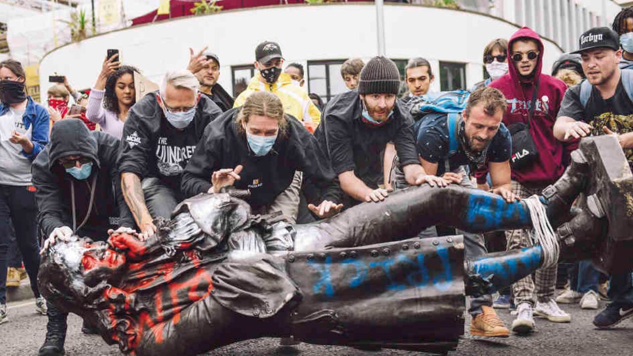 Estatua de Edward Colston, en Bristol, Inglaterra. Tras derribar la estatua del esclavista, los manifestantes la arrastraron por las calles de esa ciudad hasta tirarla al río Avon.