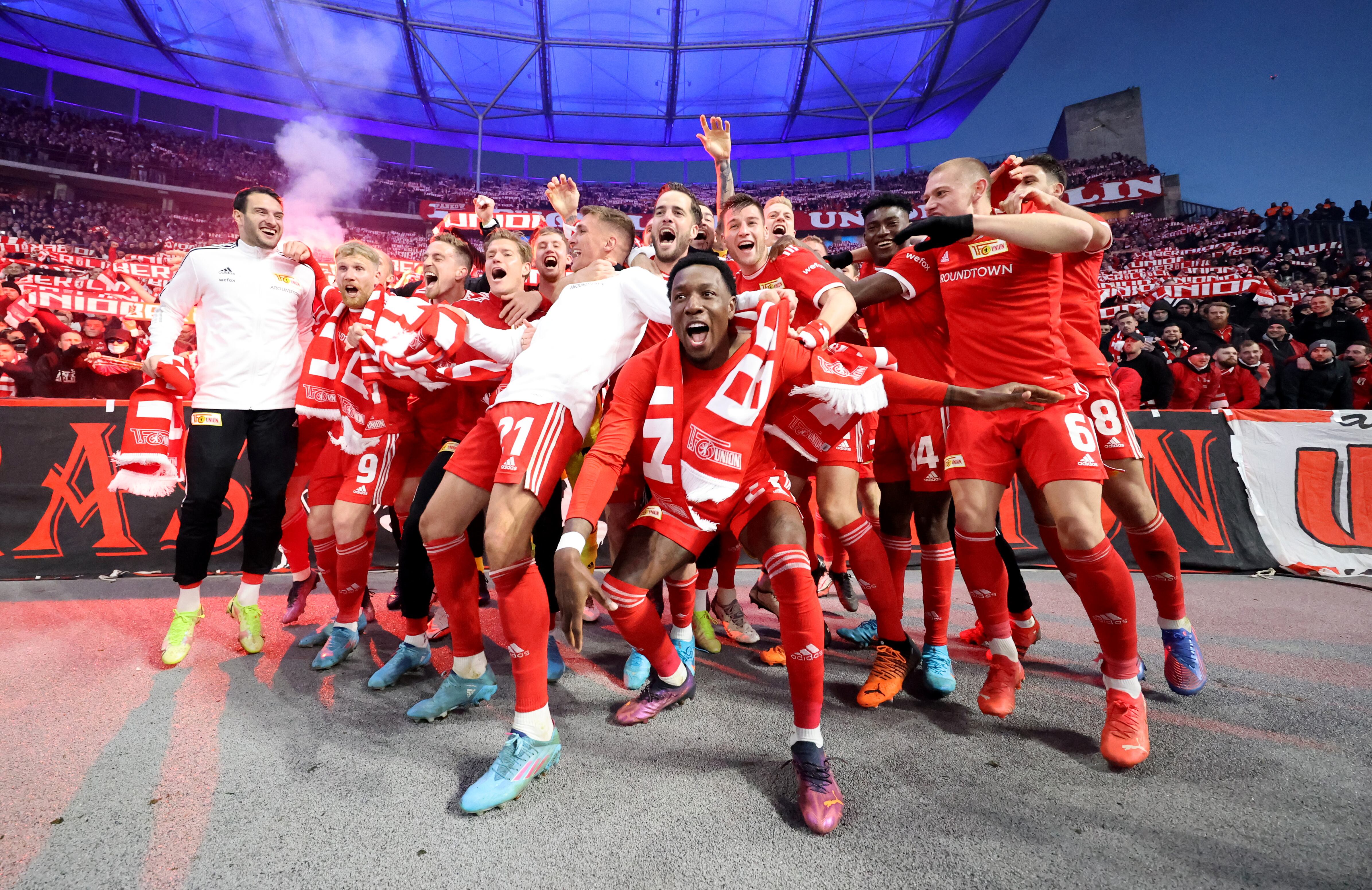 El equipo del 1.FC Union Berlin celebra ante los aficionados después del partido de la Bundesliga entre Hertha BSC y el 1. FC Union Berlin en el Olympiastadion el 9 de abril de 2022 en Berlín, Alemania. (Foto de Boris Streubel/Getty Images)