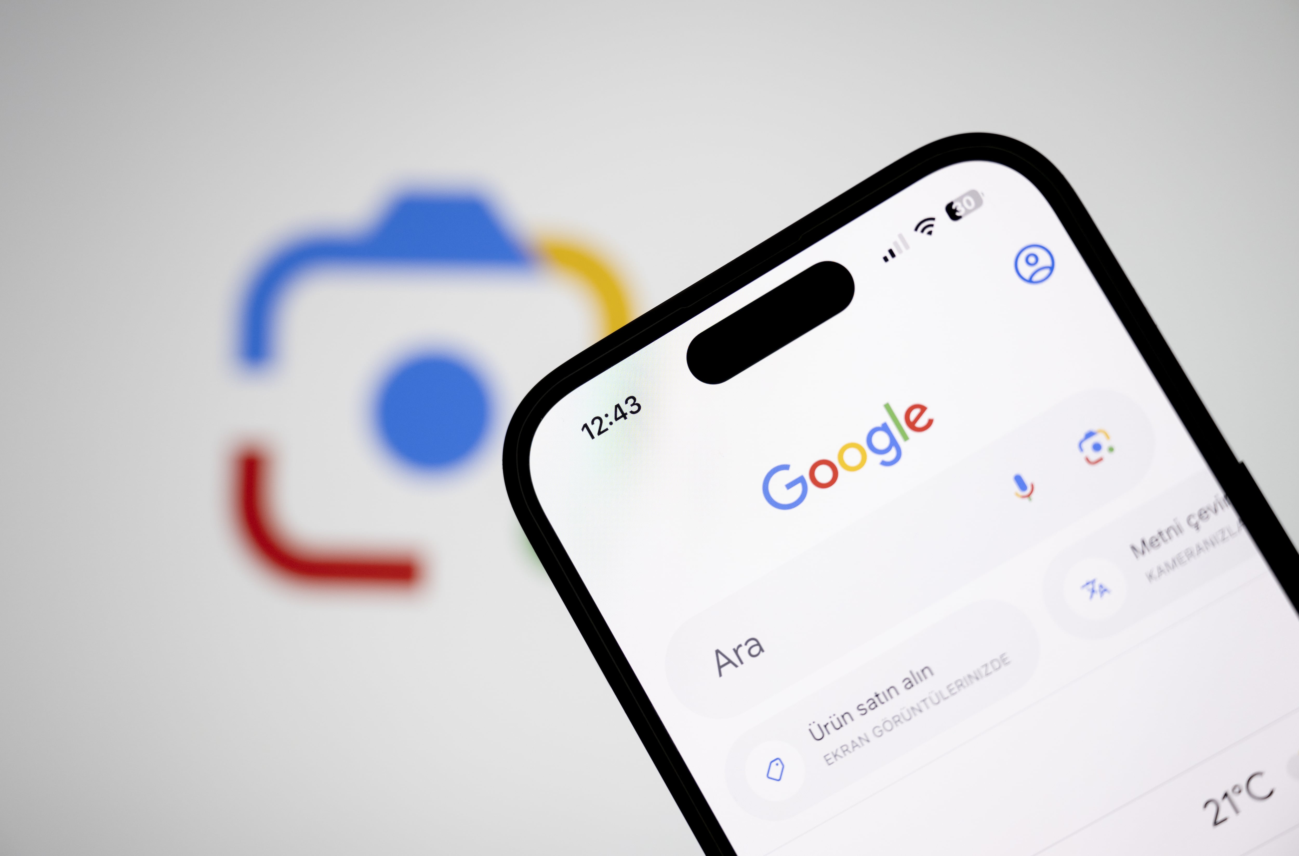 Google Lens puede identificar objetos en la imagen y proporcionar información.