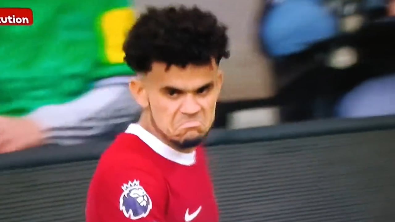 Luis Díaz al momento de salir del campo.