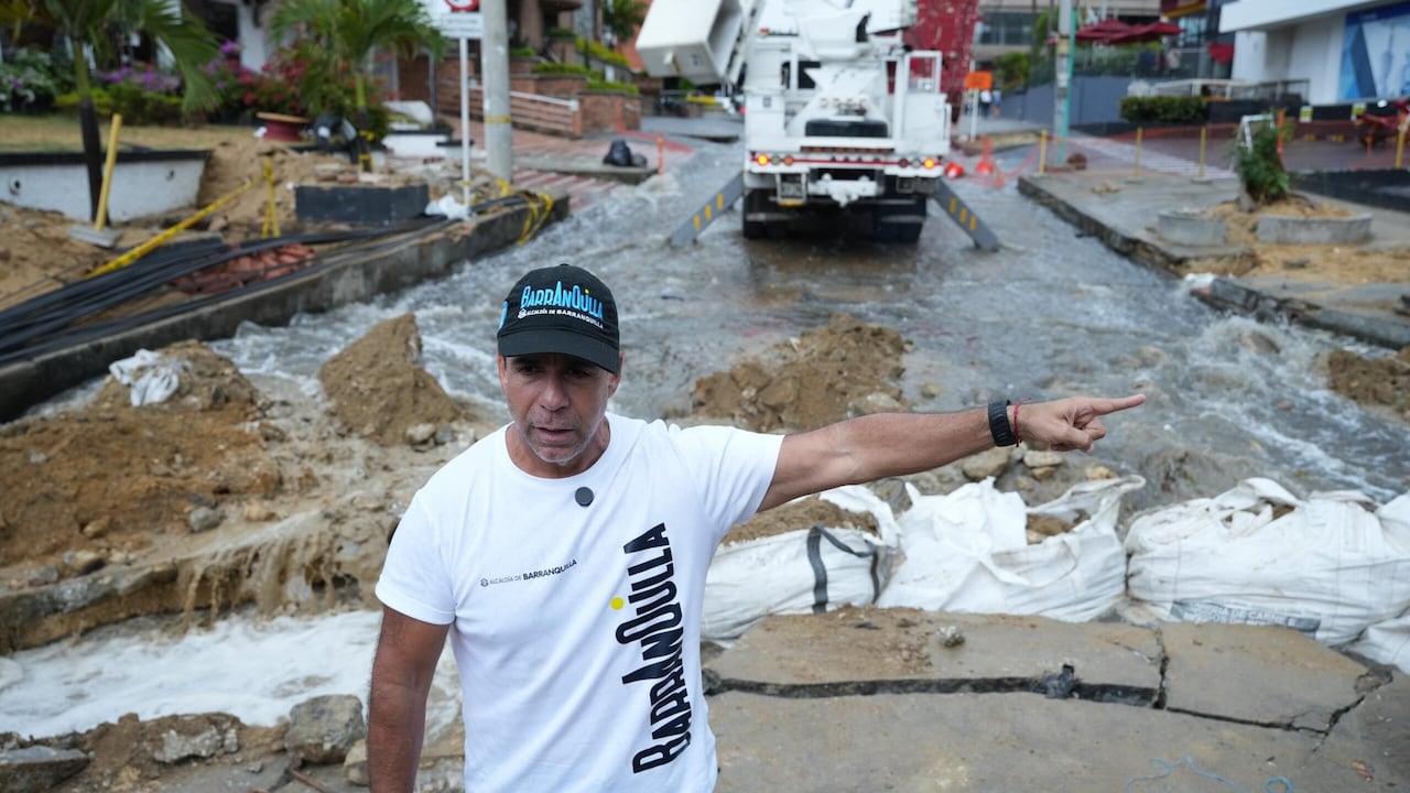 Alejandro Char, alcalde de Barranquilla, canaliza el arroyo de la calle 85.