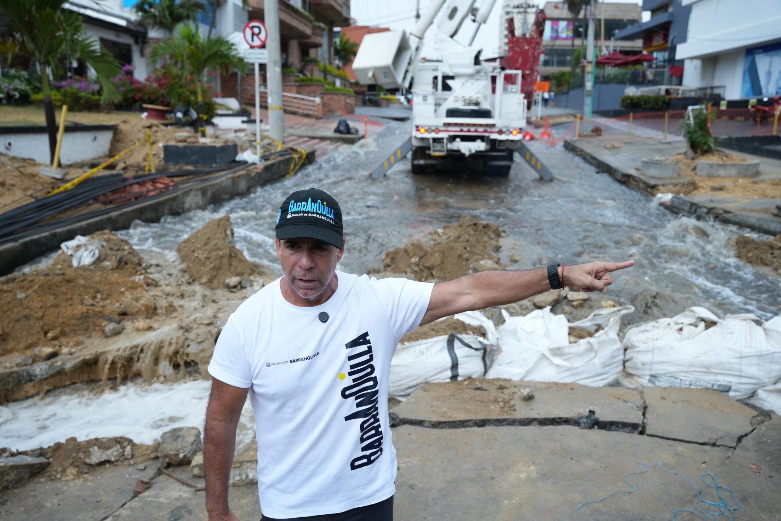 Alejandro Char, alcalde de Barranquilla, canaliza el arroyo de la calle 85.