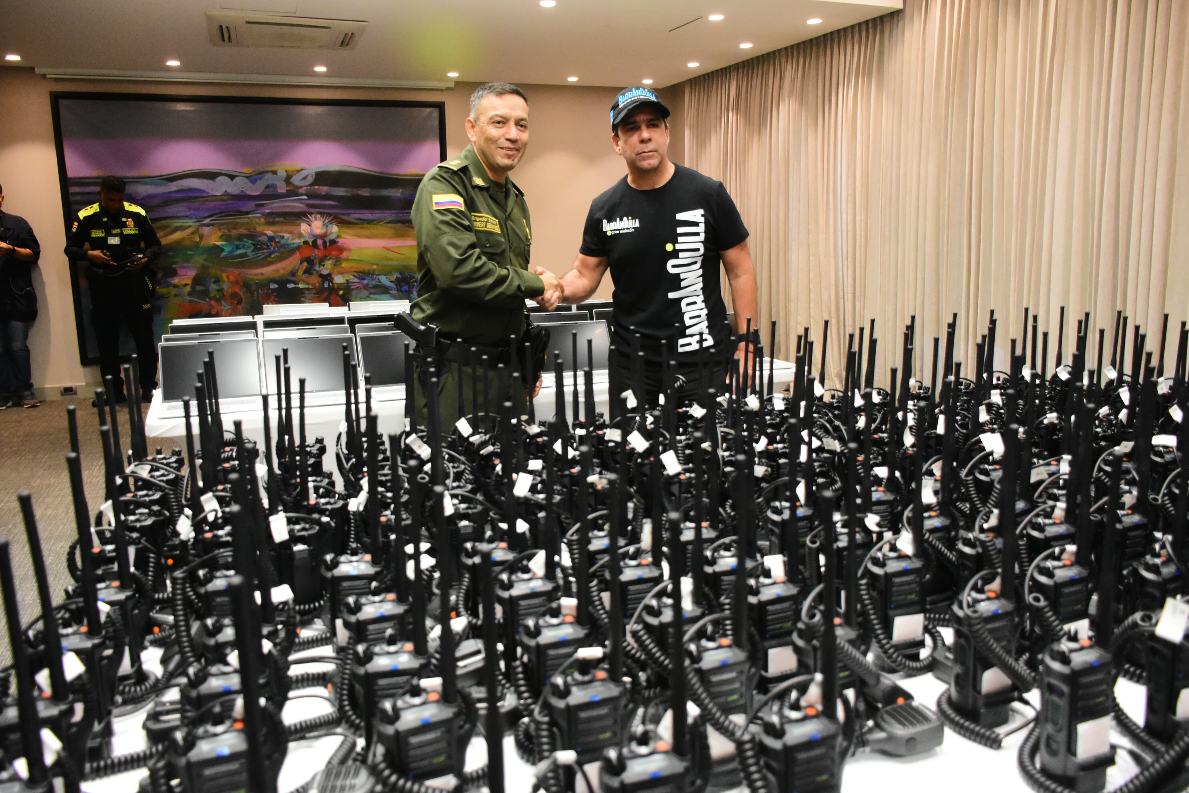 Alejandro Char, alcalde de Barranquilla y el general Herbert Benavidez, comandante de la Policía Metropolitana.
