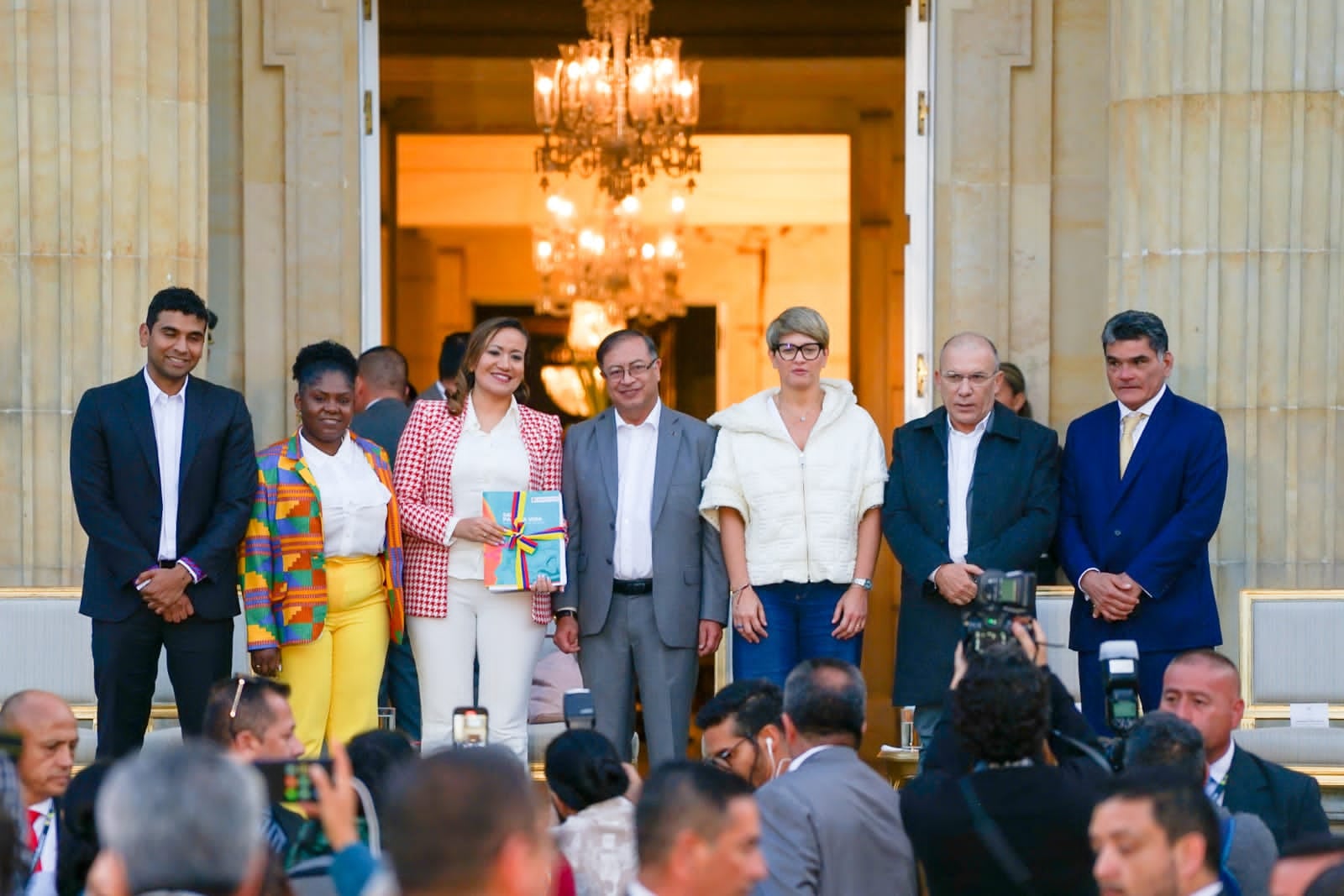 De izquierda a derecha: David Racero, presidente de la Cámara de Representantes; Francia Márquez, vicepresidenta de Colombia; Carolina Corcho, ministra de Salud; Gustavo Petro, presidente de Colombia; Verónica Alcócer, primera dama de la Nación; Roy Barreras, presidente del Senado y Gregorio Eljach Pacheco, secretario General del Congreso de la República.