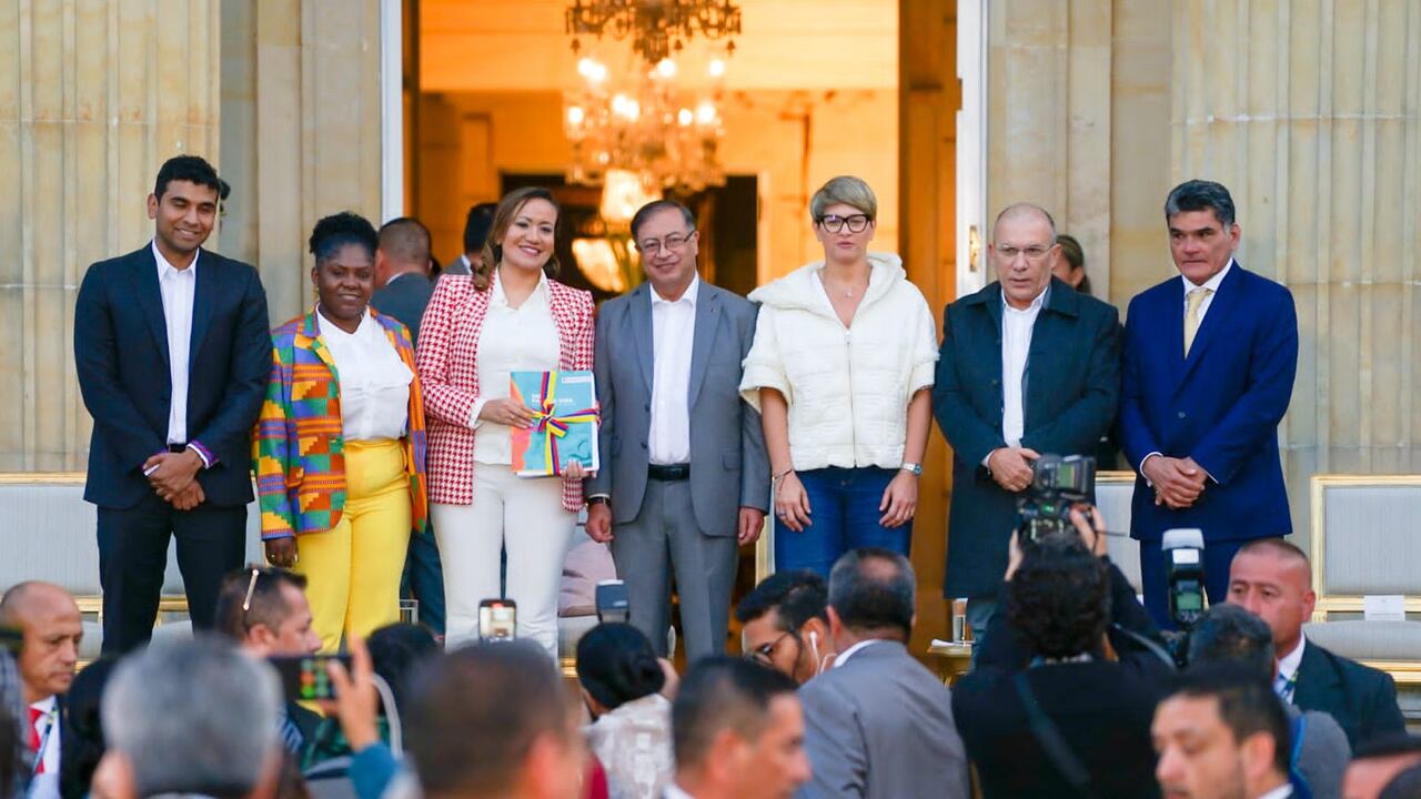 De izquierda a derecha: David Racero, presidente de la Cámara de Representantes; Francia Márquez, vicepresidenta de Colombia; Carolina Corcho, ministra de Salud; Gustavo Petro, presidente de Colombia; Verónica Alcócer, primera dama de la Nación; Roy Barreras, presidente del Senado y Gregorio Eljach Pacheco, secretario General del Congreso de la República.